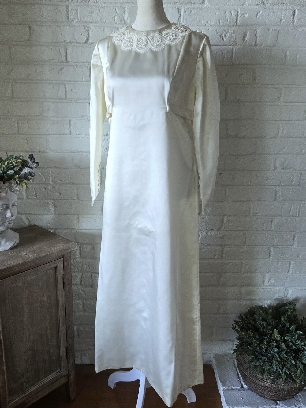 Vtg 70s Ivory Pearl Flower Wedding Gown, Train, S/M, Audrey Hepburn - Picture 10 of 14